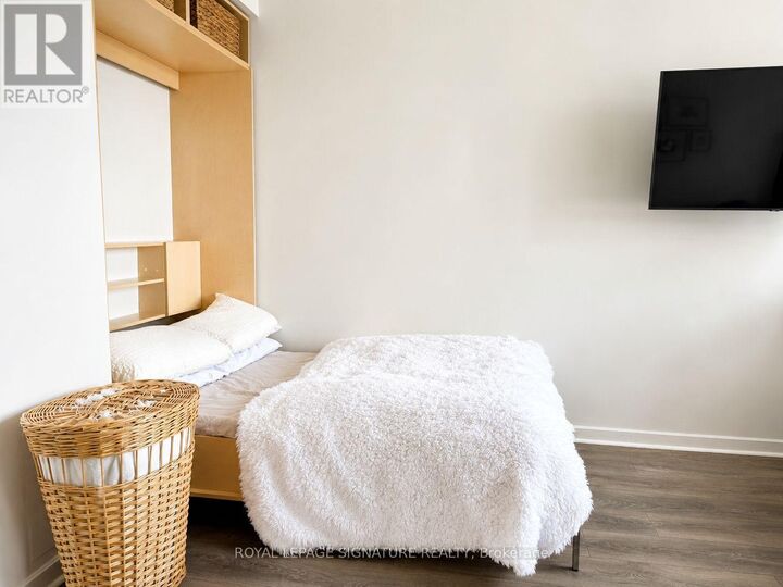 Property Photo: 438 Richmond Street West 907 ON M5V 3S6