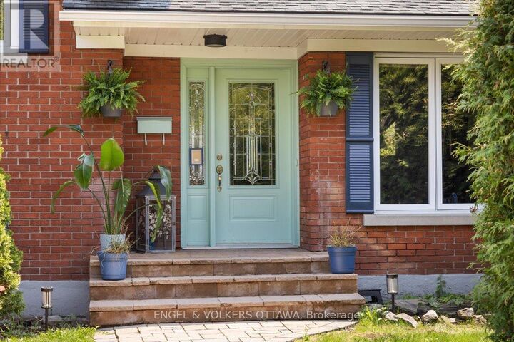 Property Photo:  2057 Alton Street  ON K1G 1X3 