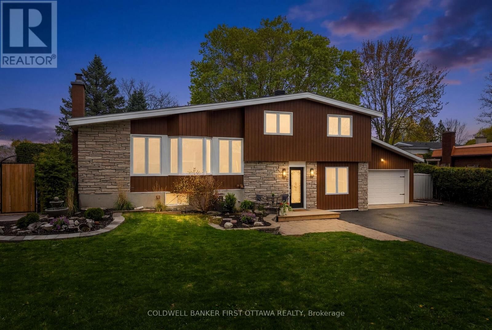 Property Photo: 14 Cramer Drive ON K2H 5X4