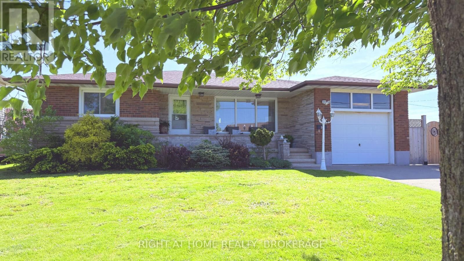 Property Photo:  94 Wellington Street  ON L3B 1B1 