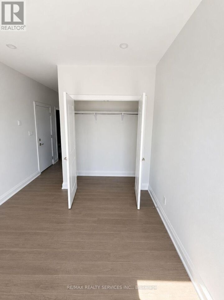 Property Photo:  6441 Sunshine Common  ON L2G 0E4 