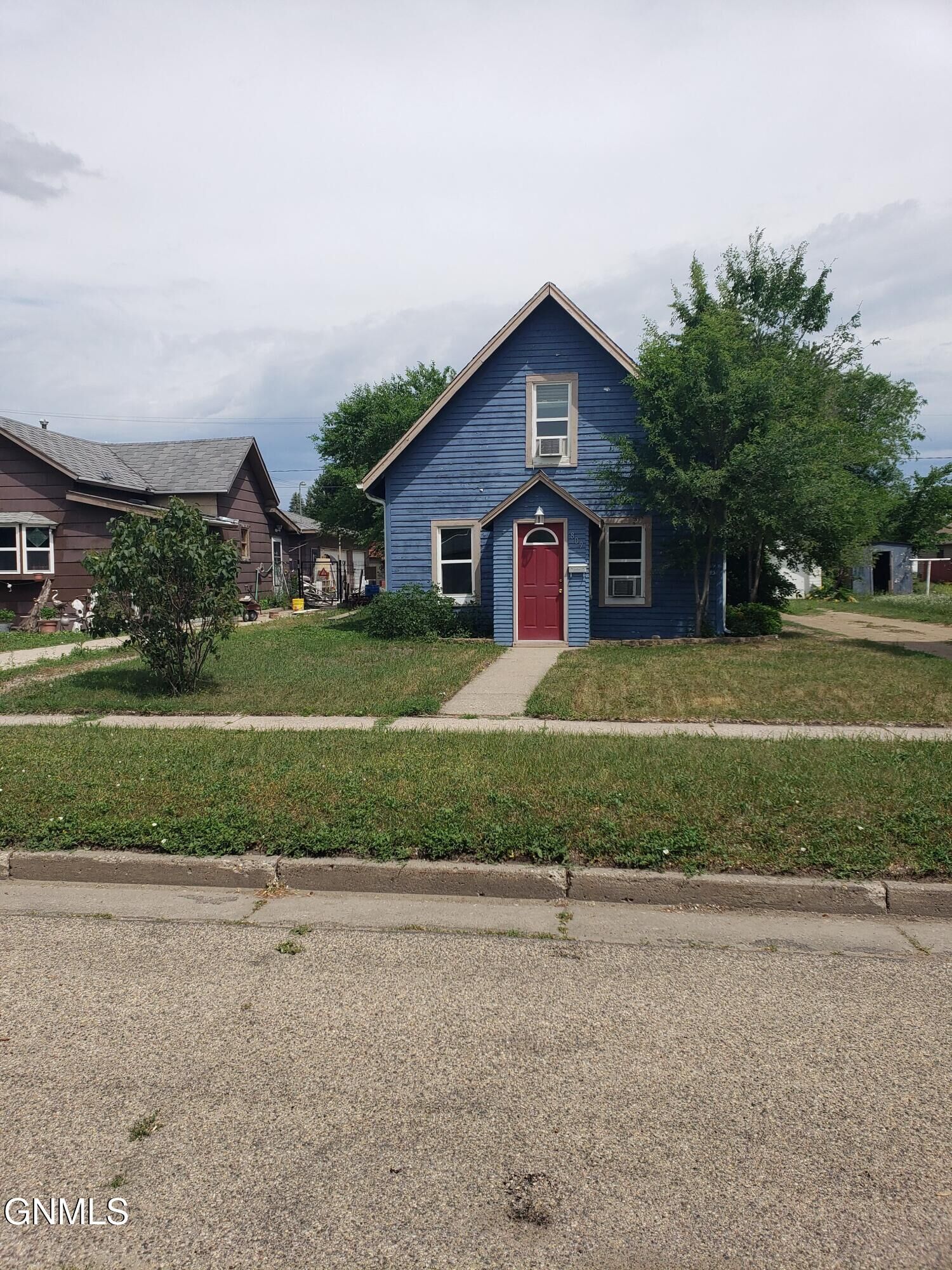 Property Photo:  809 9th Avenue SE  ND 58401 
