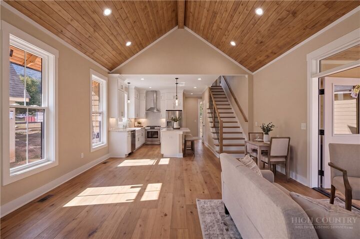 Property Photo:  2 North Jefferson Avenue  NC 28694 