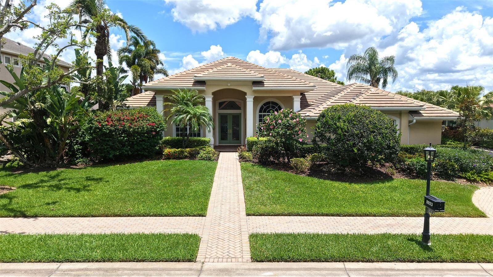 Property Photo:  8923 Bloomfield Boulevard  FL 34238 