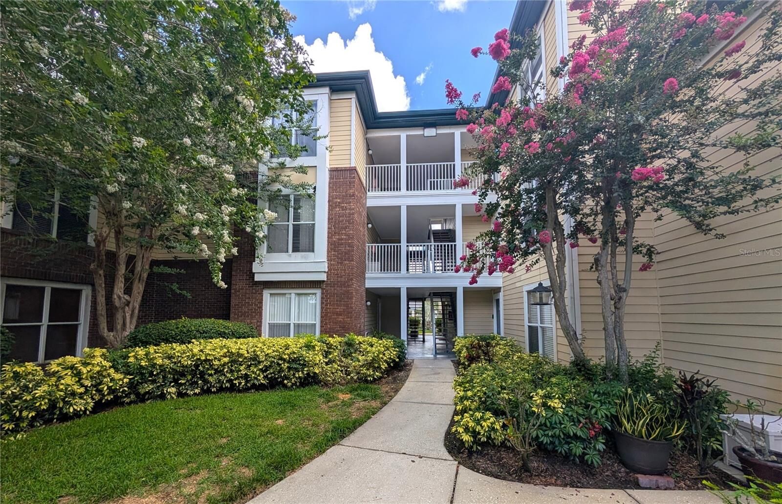 Property Photo: 4211 Chatham Oak Court 124 FL 33624