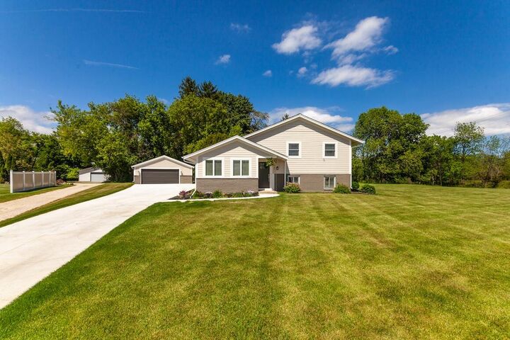 Property Photo: N20w28282 Oakton Rd WI 53072