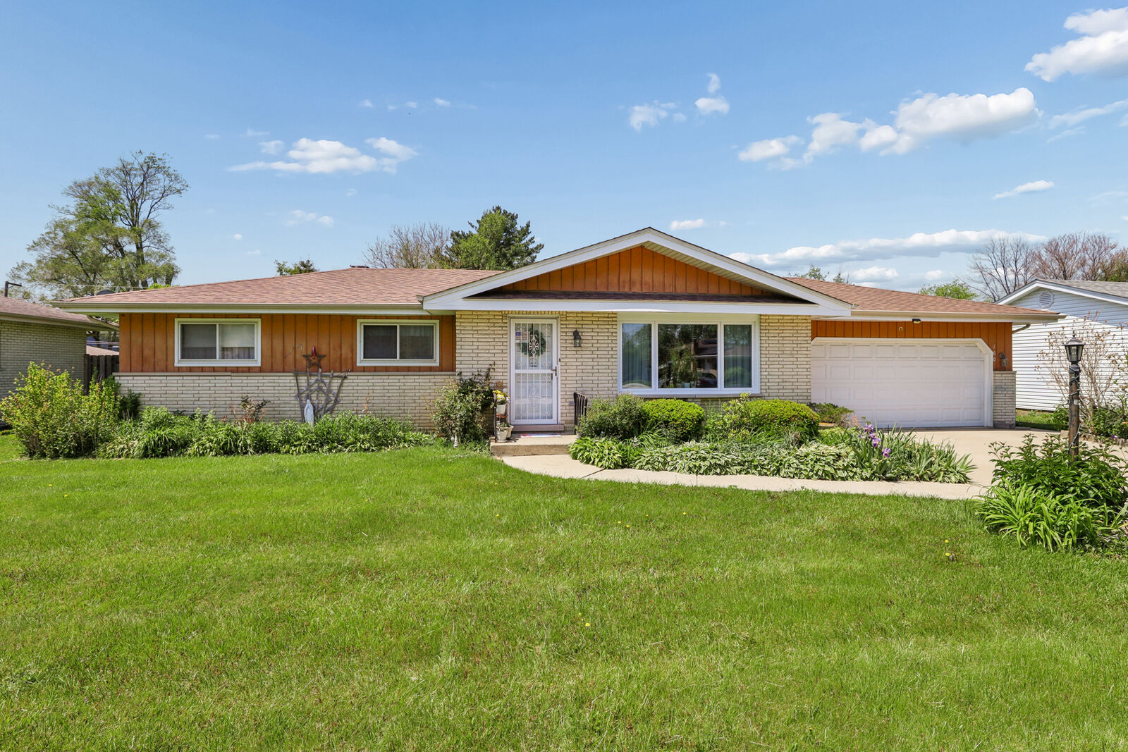Property Photo:  2N160 Fairfield Avenue  IL 60148 