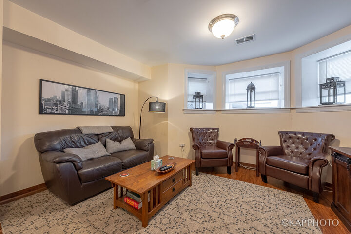 Property Photo: 127 S Oakley Boulevard G IL 60612