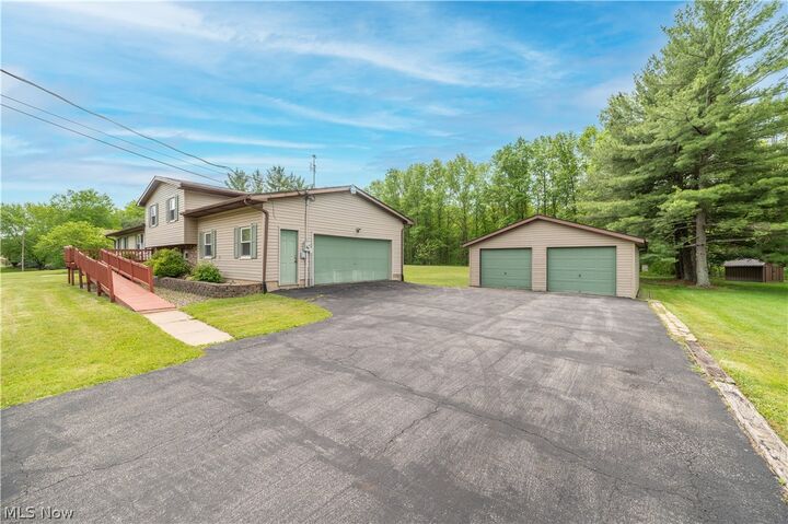 Property Photo: 1041 Prentice Road NW OH 44481