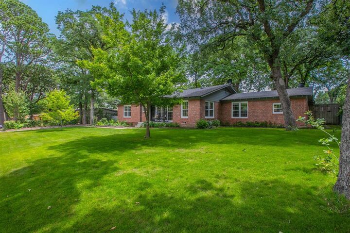Property Photo:  1312 W Lavender Lane  TX 76013 
