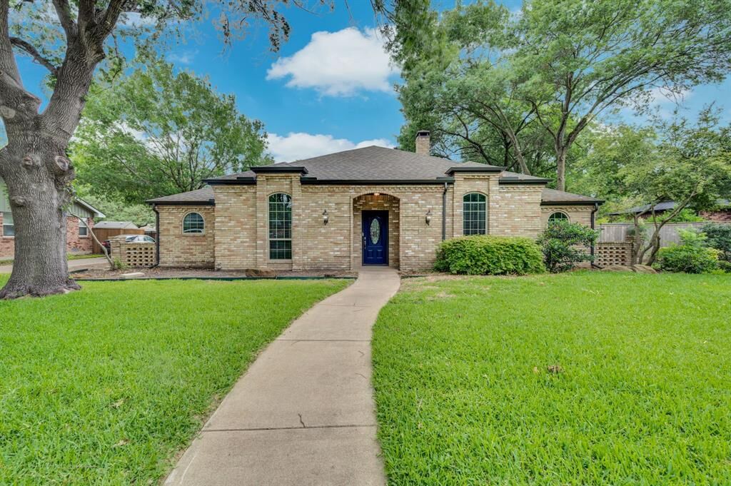 Property Photo:  102 Chapman Circle  TX 75165 