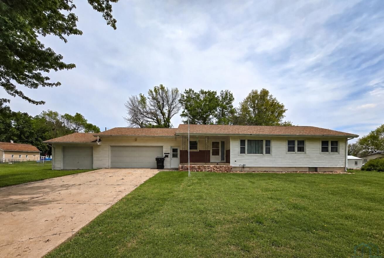 Property Photo:  611 Railroad Ave  IA 51016 