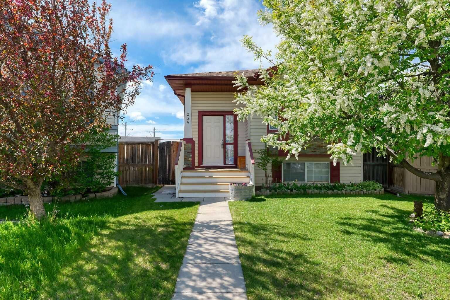 Property Photo:  234 Martinvalley Mews NE  AB T3J 4W3 