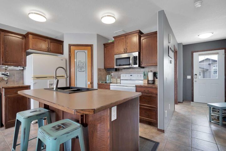 Property Photo: 156 Oswald Close AB T4P 0C1