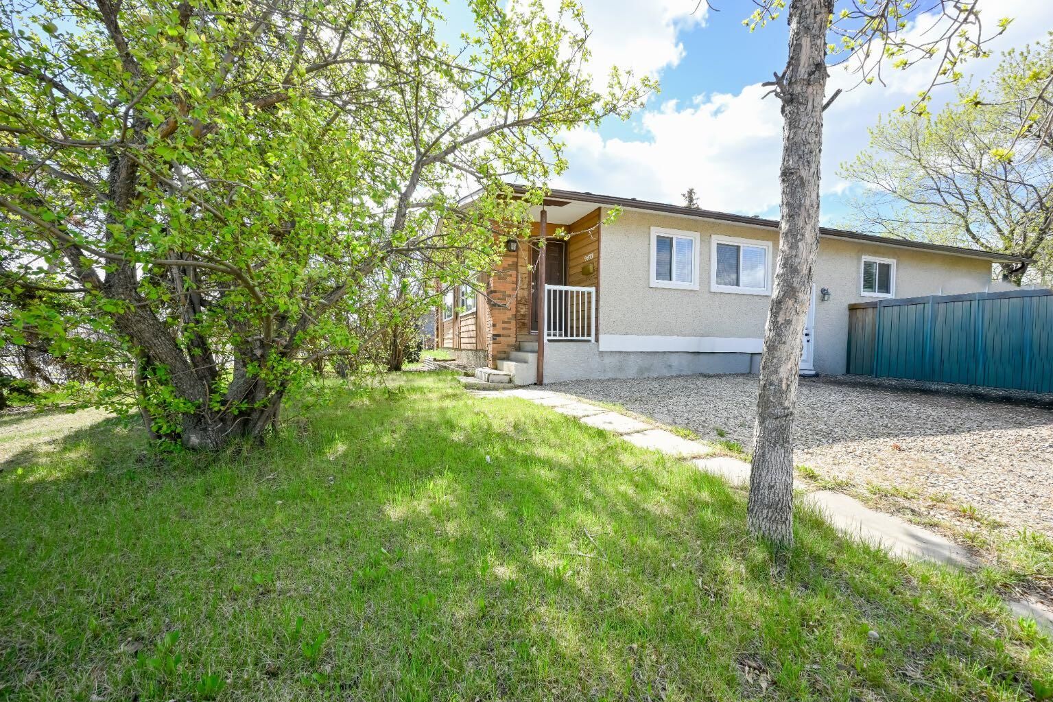Property Photo:  9433 121 Avenue  AB T8V 4R5 