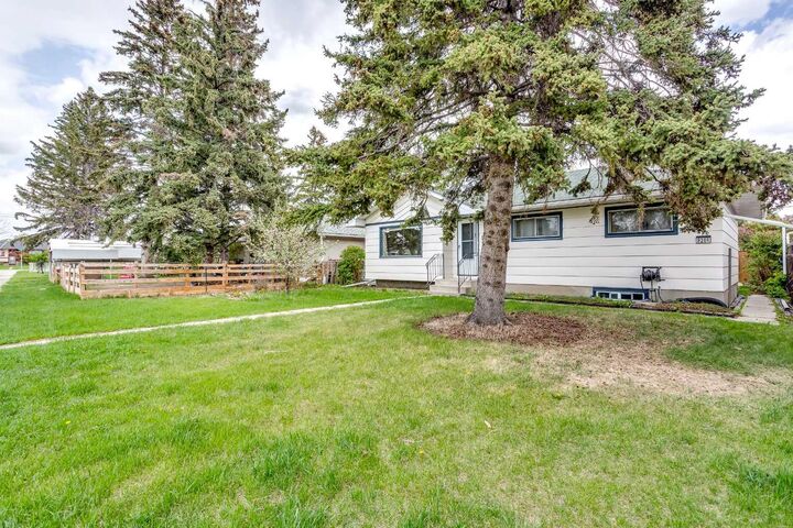 Property Photo: 920 41 Street SE AB T2A 1K5