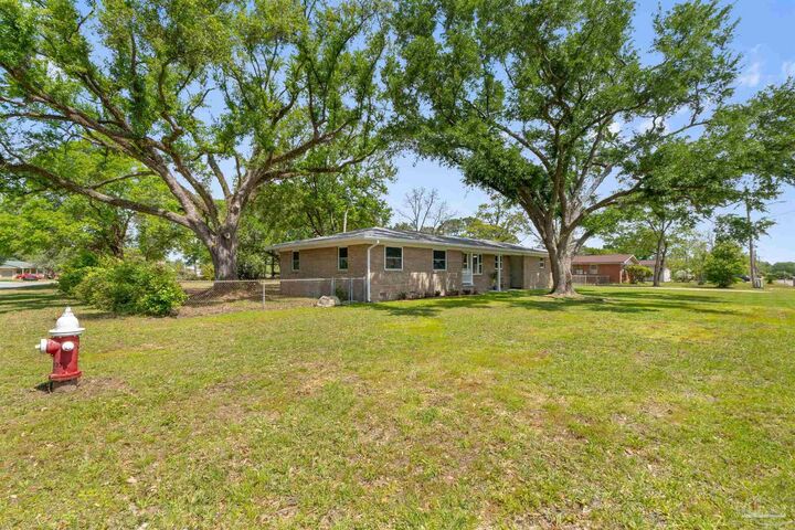 Property Photo:  100 S Savannah St  FL 32503 