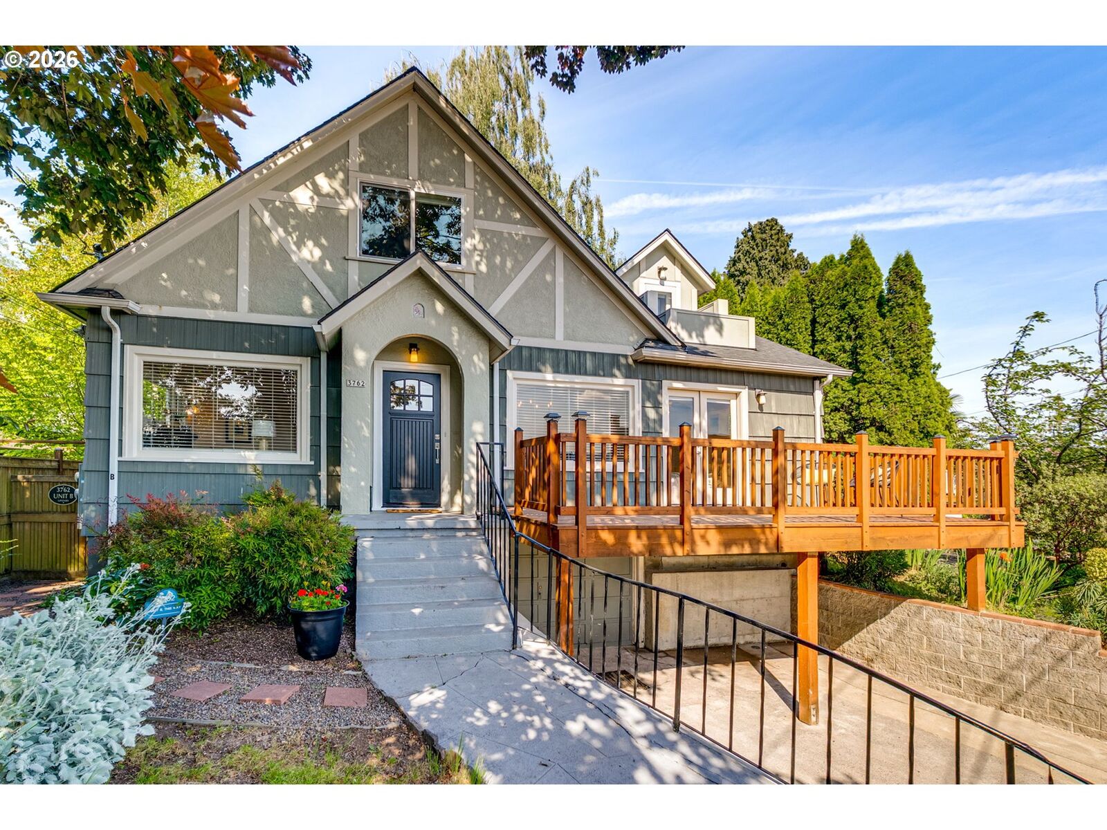 Property Photo: 3762 N Melrose Dr OR 97227