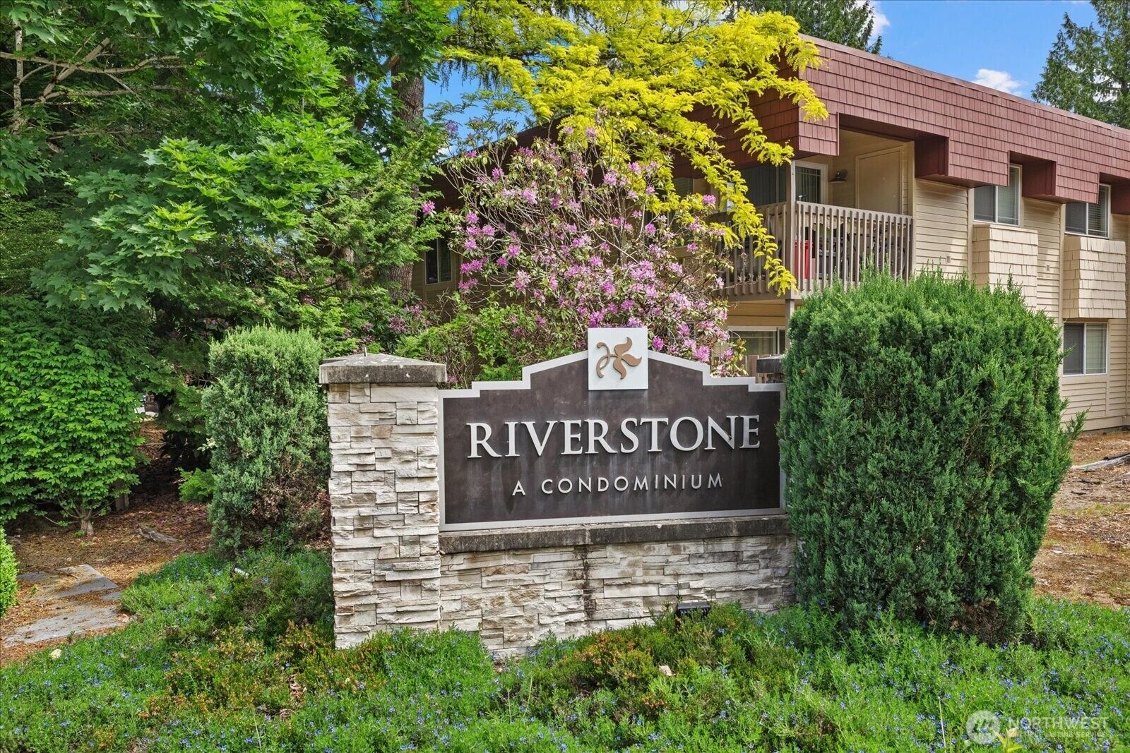 Property Photo:  514  142nd Avenue SE 98  WA 98007 