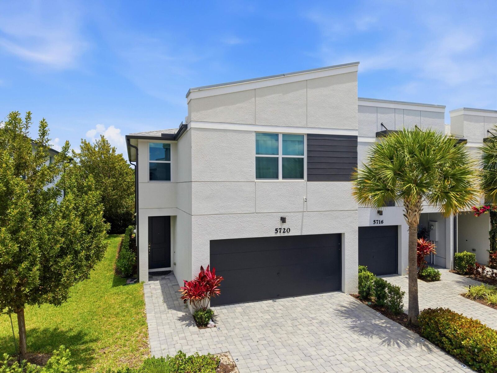 Property Photo:  5720 Mentmore Drive  FL 33407 