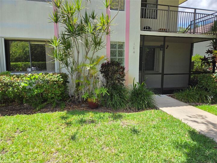 Property Photo: 413 Lakeview Dr 104 FL 33326