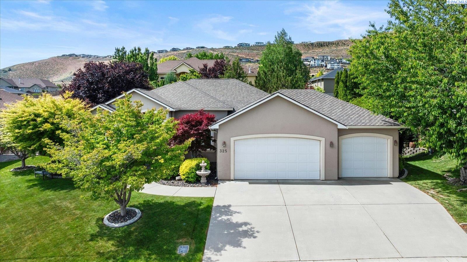 Property Photo: 325 Falconridge St WA 99352
