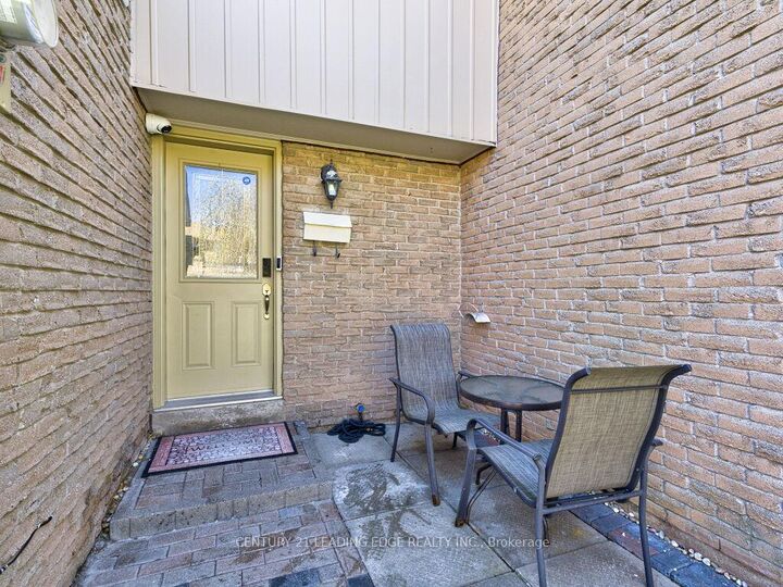 Property Photo:  1552 Lancaster Drive 56  ON L6H 2Z4 