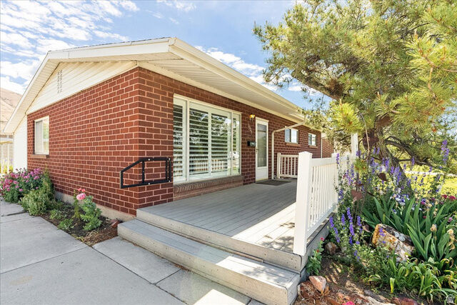 Property Photo: 1324 N Victoria Way UT 84116
