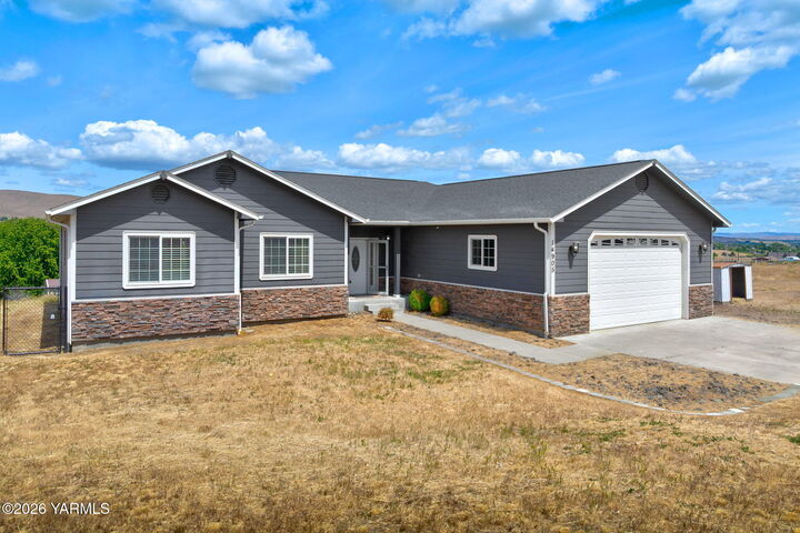 Property Photo: 14905 Violet Ct WA 98908
