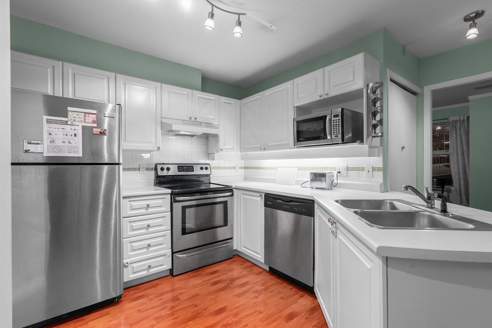 Property Photo:  1032 Queens Avenue 505  BC V3M 6T7 