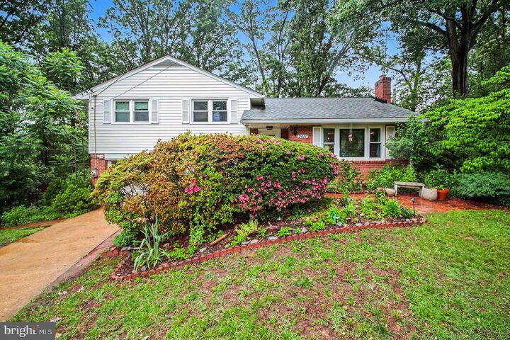Property Photo: 7411 Ellwood Place VA 22150