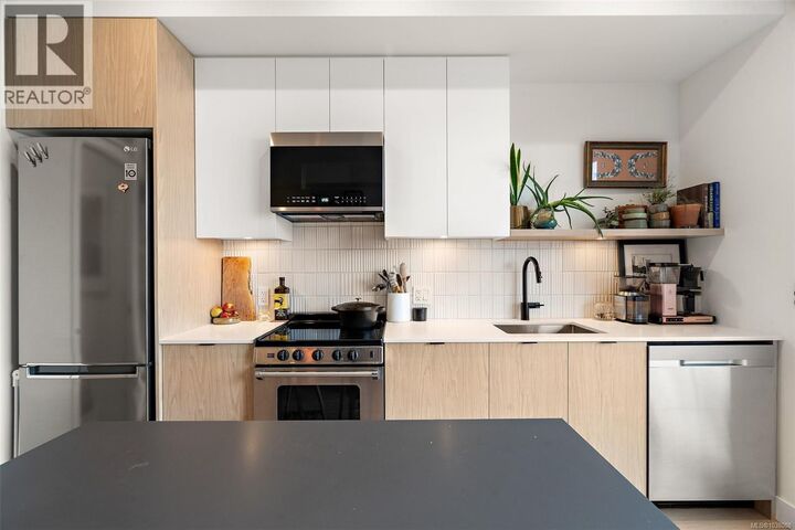 Property Photo:  1301 Hillside Avenue 306  BC V8T 0E3 