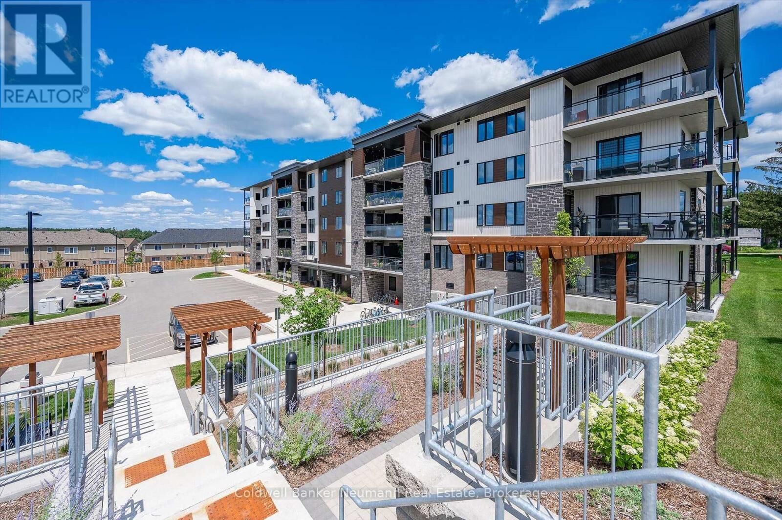 Property Photo:  104 Summit Ridge Drive 102  ON N1E 0R5 