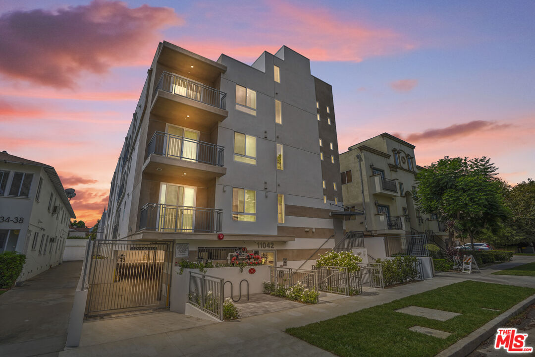 Property Photo:  11042 La Maida St  CA 91601 