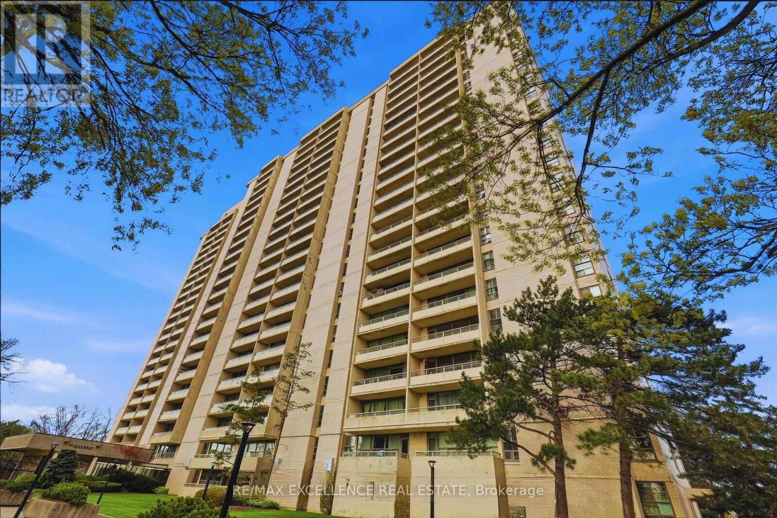 Property Photo:  360 Ridelle Avenue 1701  ON M6B 1K1 