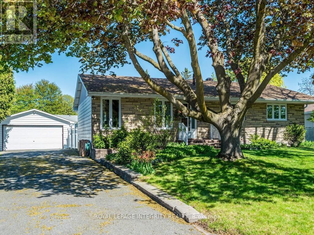 Property Photo: 55 Overlake Drive ON K2E 5V4