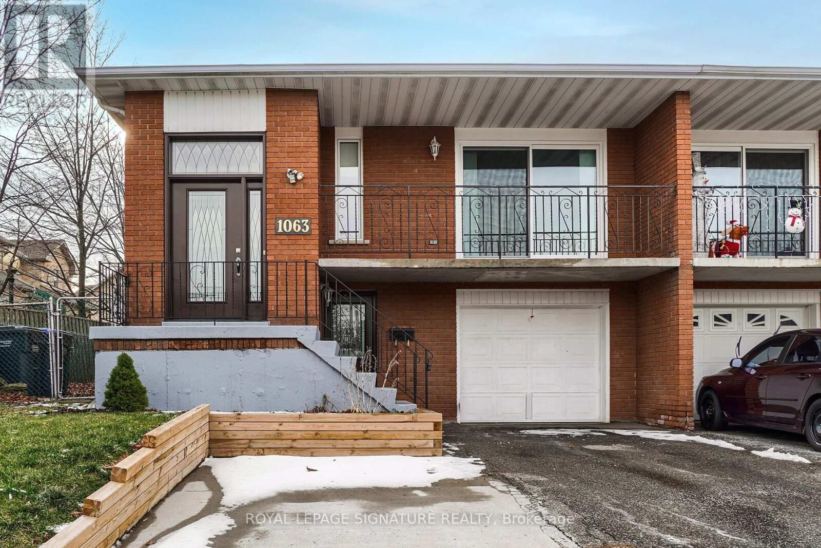 Property Photo:  1063 Blairholm Avenue Lower  ON L5C 3C9 