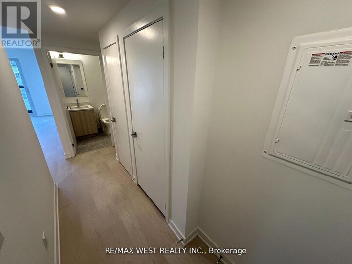 Property Photo: 252 Church Street 1105 ON M5B 1Z2