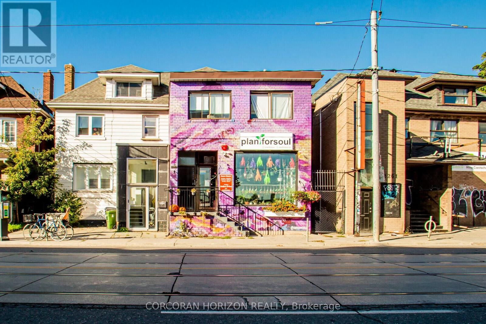 Property Photo:  2257 West Dundas Street West 2  ON M6R 1X6 