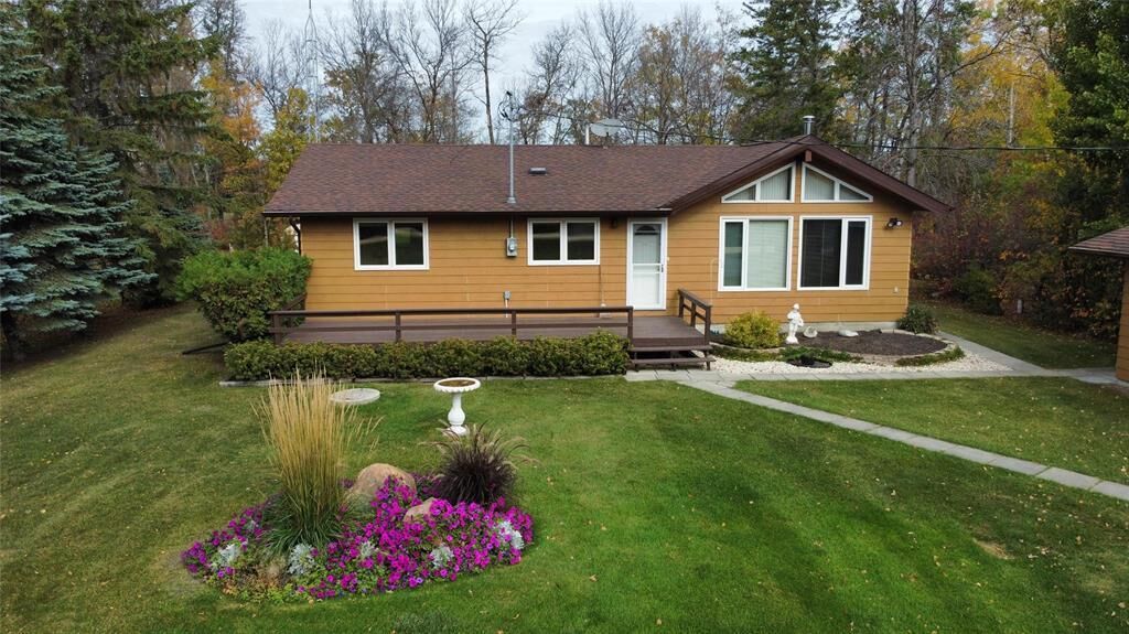 Property Photo:  11 Palmer Place  MB R0C 2W0 