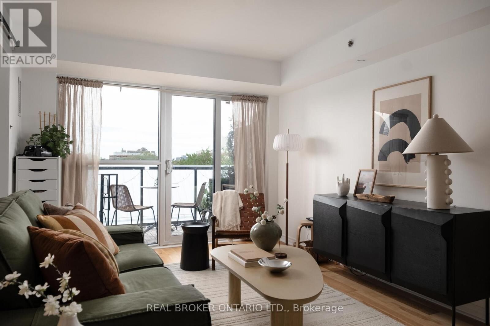 Property Photo: 35 Saranac Boulevard 510 ON M6A 2G4