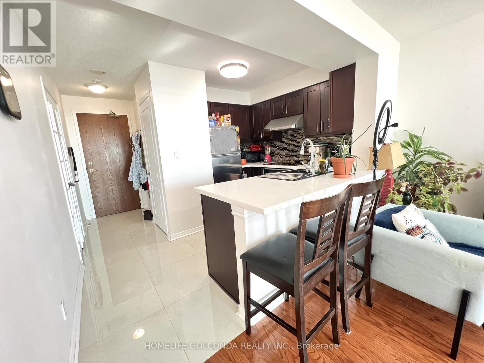 Property Photo: 4879 Kimbermount Avenue 1602 ON L5M 7R8