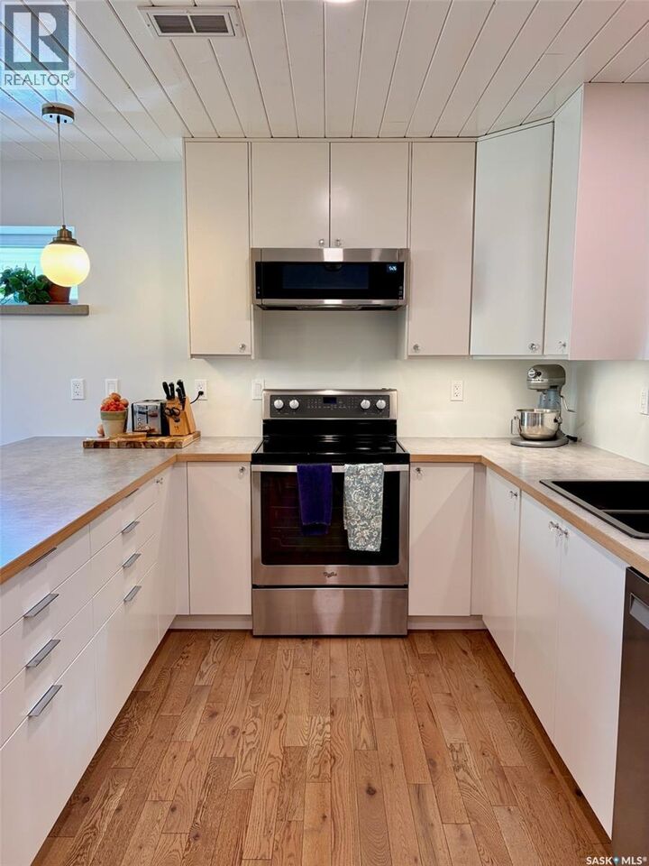 Property Photo:  607 K Avenue S  SK S7M 2E4 