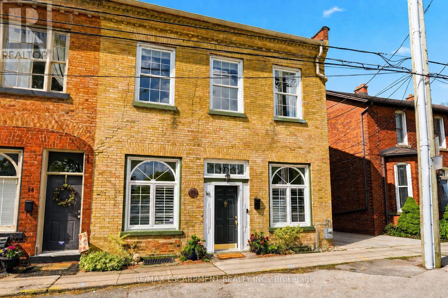 Property Photo:  16 Hatt Street  ON L9H 2E8 