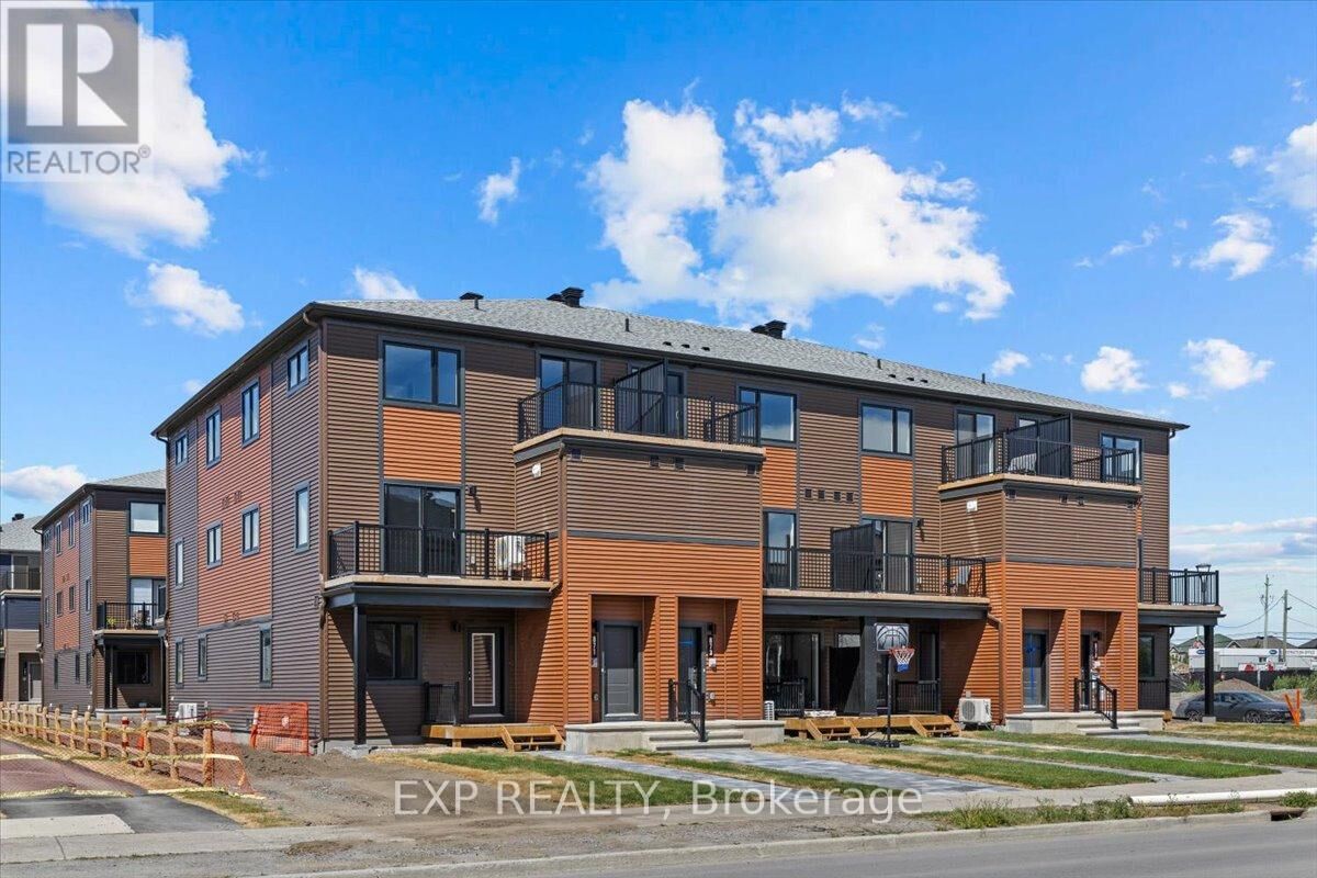 Property Photo: 782 Campolina Way ON K2S 3K8