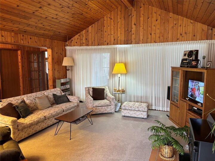 Property Photo: 11 Palmer Place MB R0C 2W0