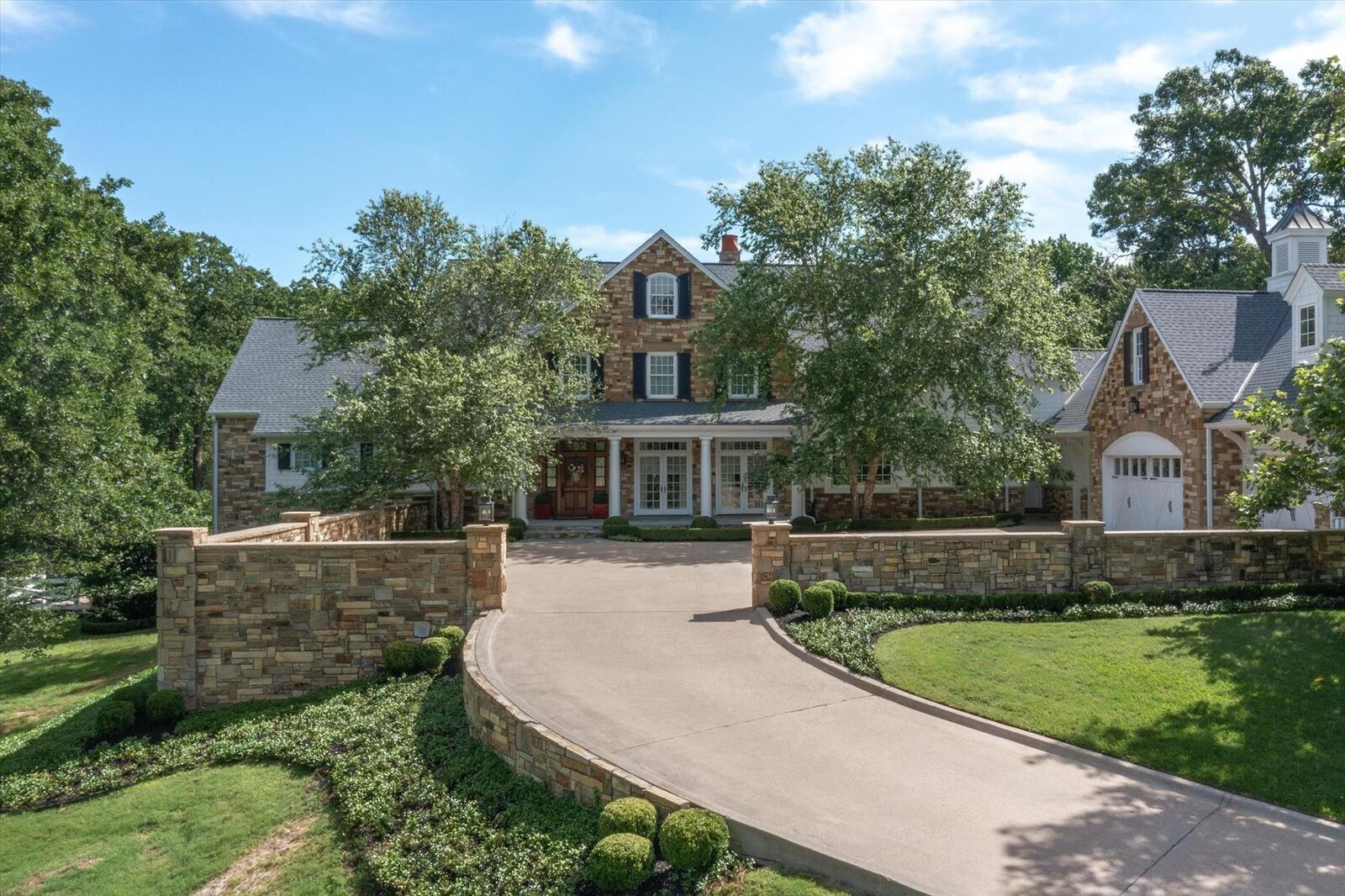 Property Photo: 1920 Stonegate Boulevard TX 75703
