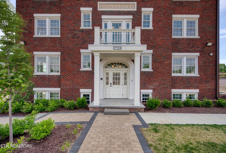 Property Photo:  2724 E Magnolia Ave 402  TN 37914 