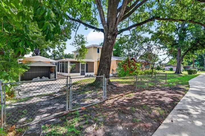 Property Photo: 825 W Whatley Place FL 33604