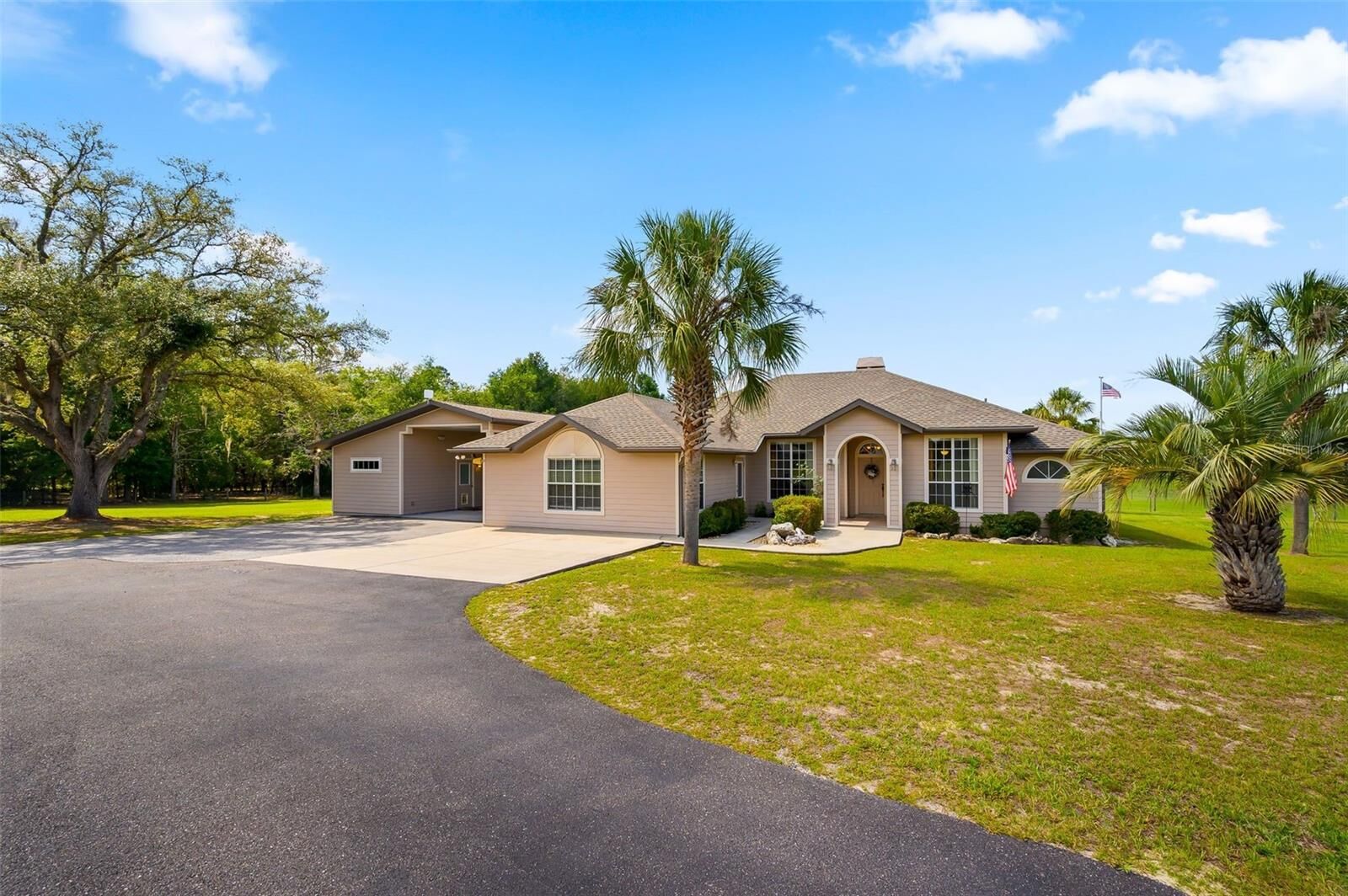 Property Photo: 6739 SE 67th Court FL 32693
